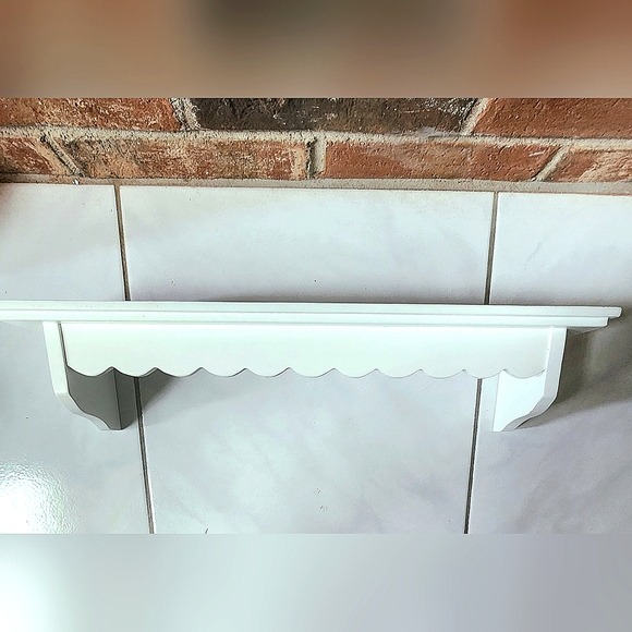Scalloped White Wood Farmhouse Wall Shelf with Plate Groove - Picture 6 of 6